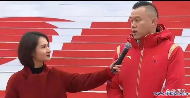 主持人半蹲给《奥德赛》主创递麦引争议 姿态引发质疑