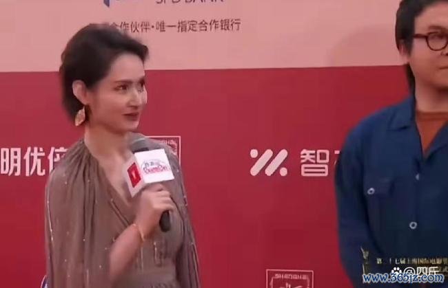 主持人半蹲给《奥德赛》主创递麦引争议 姿态引发质疑