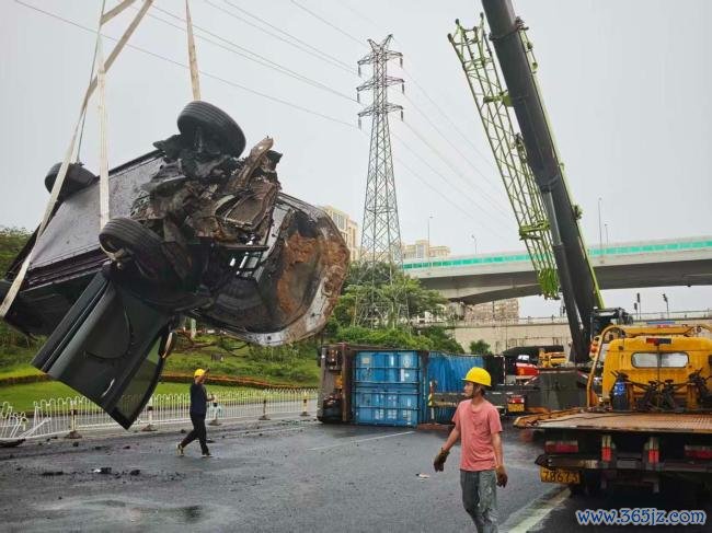 海口路面现140平方米塌方 轿车掉入 无人员伤亡