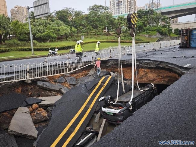 海口路面现140平方米塌方 轿车掉入 无人员伤亡